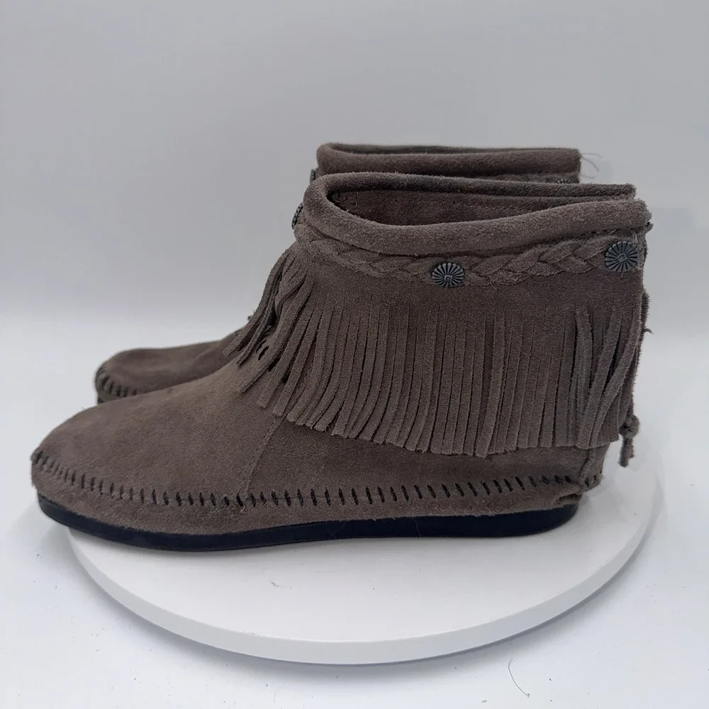 MINNETONKA Moccasins Ankle High Top Fringe Boots Gray Suede Back Zip Size 9.5